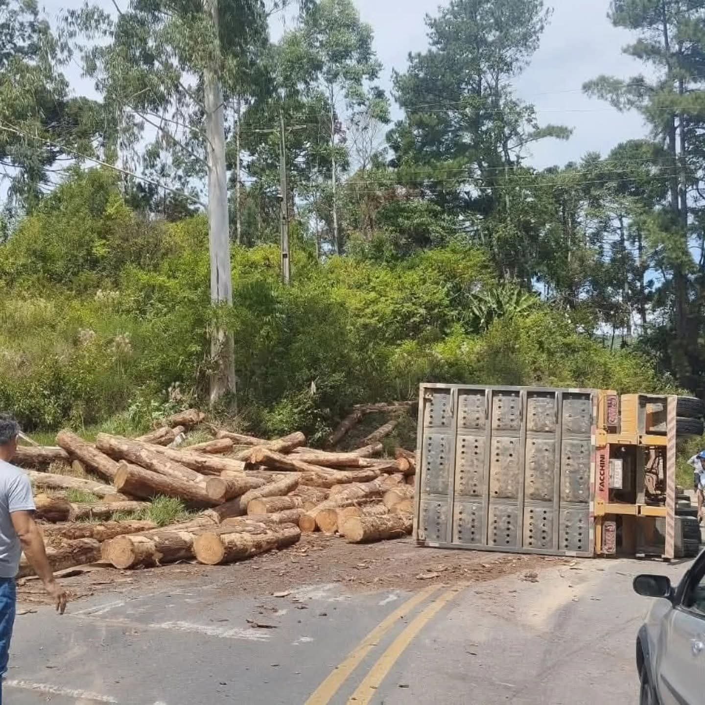 CARRETA TOMBA NA PR-092 PRÓXIMO AO BROMADO