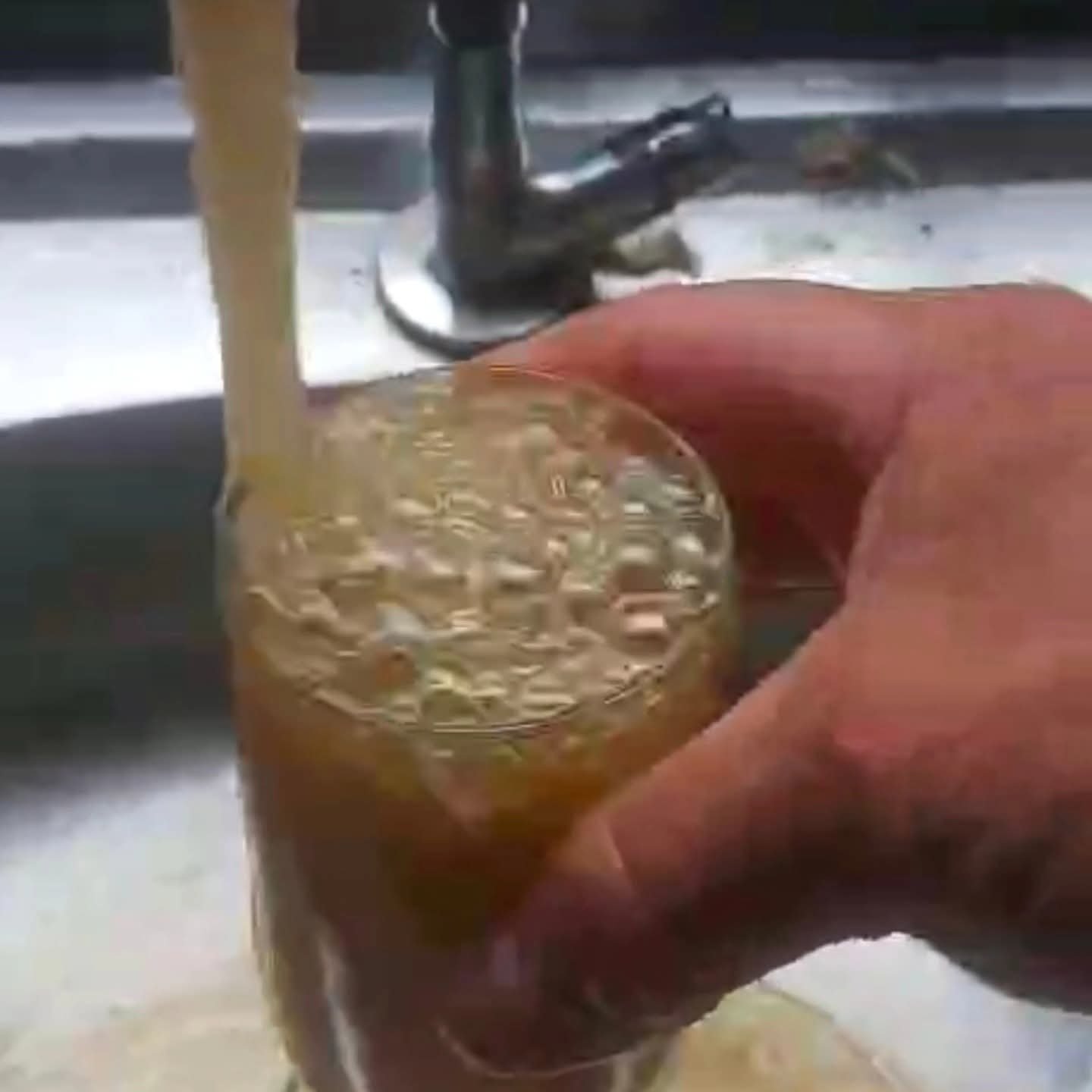 MORADORA RELATA PROBLEMA COM ÁGUA DURANTE LAVAGEM DE ROUPAS EM RIO BRANCO DO SUL “PERDI O LENÇOL”