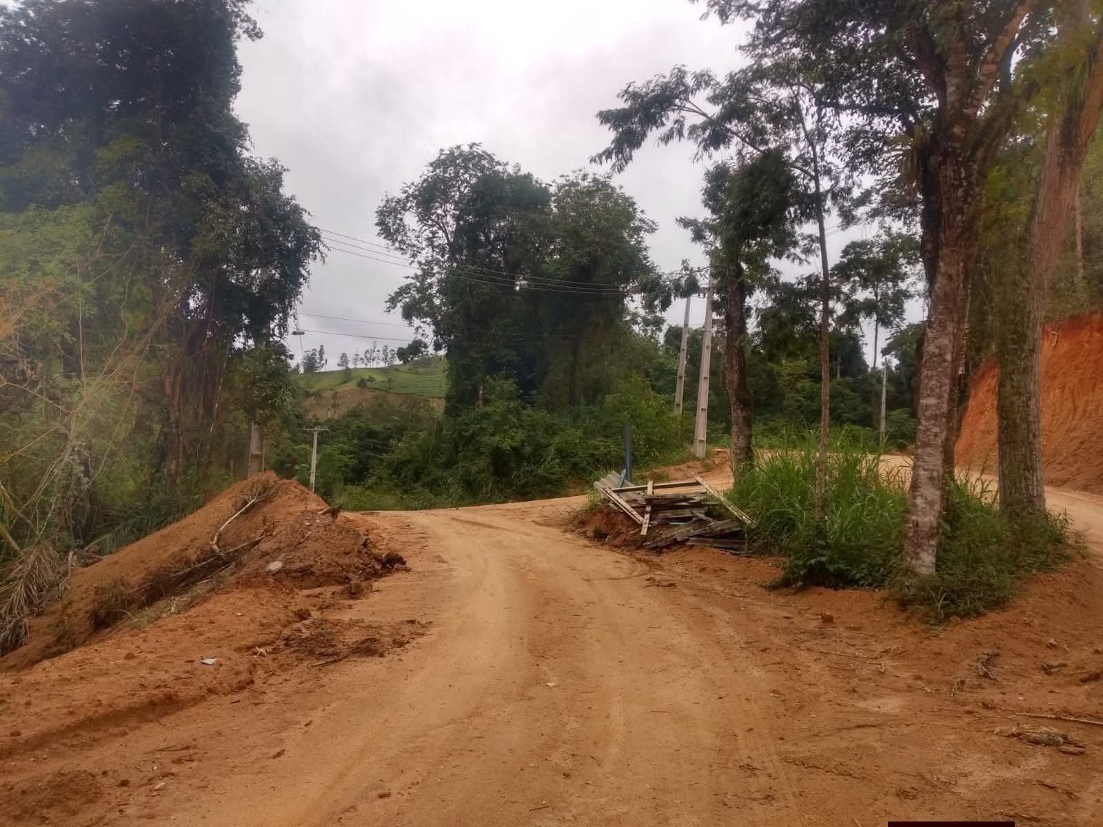 MORADORES DENUNCIAM ABANDONO DE PONTO DE ÔNIBUS ESCOLAR NA ZONA RURAL DE CERRO AZUL.