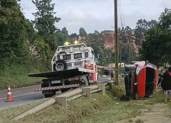 MOTORISTA ESCAPA ILESO APÓS CAPOTAMENTO NA DESCIDA DA SANTARIA EM RIO BRANCO DO SUL.