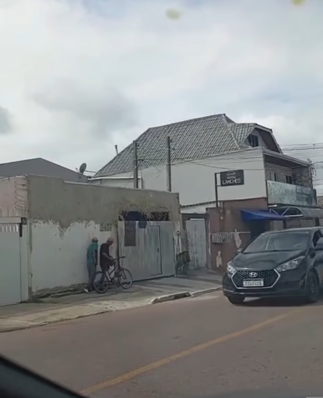 APÓS FLAGRAR VENDAS DE DROGAS PELO PORTÃO DE CASA, POLÍCIA CIVIL MONTA OPERAÇÃO E PRENDE MULHER EM PINHAIS