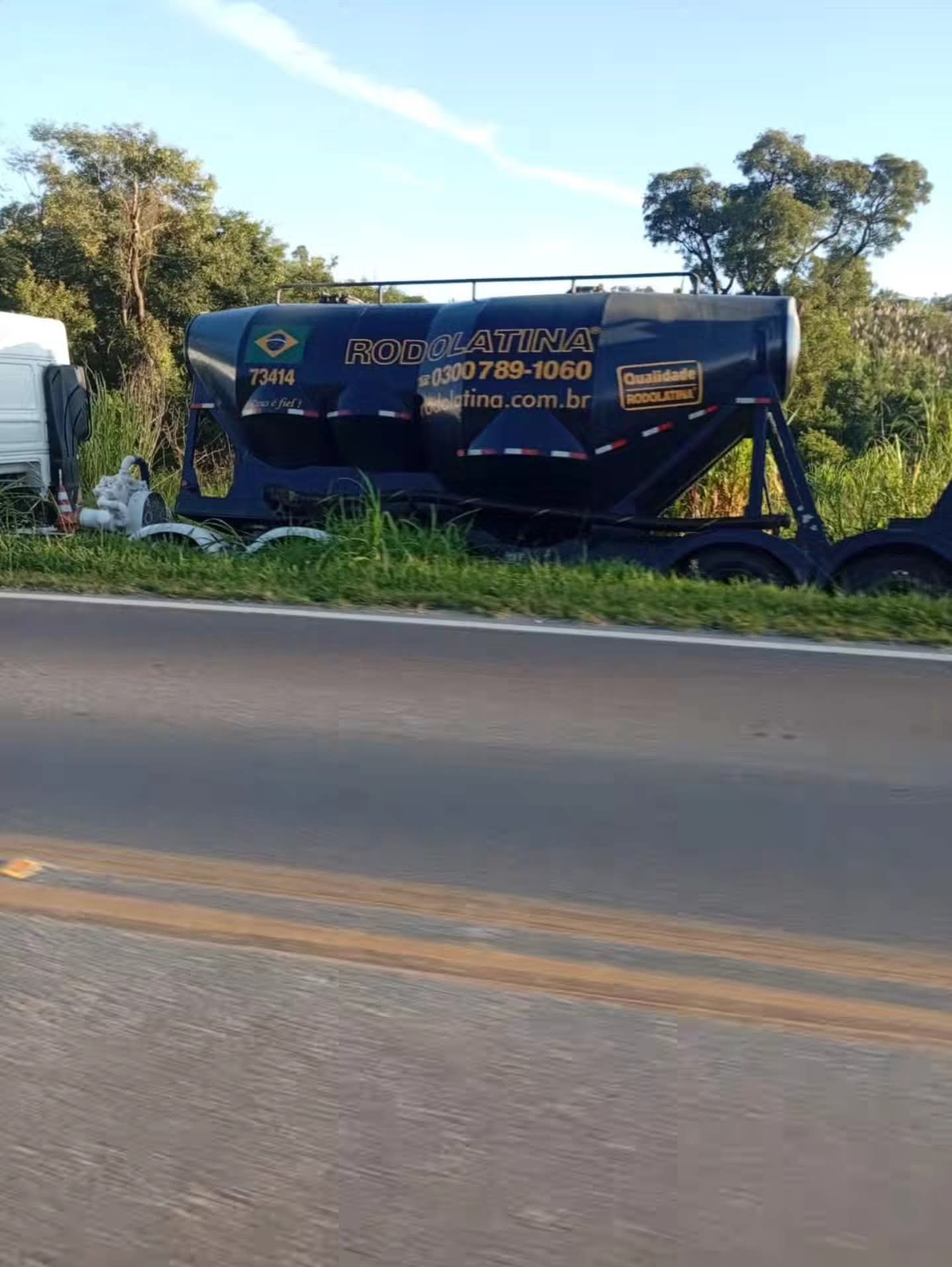 CARRETA SAI DA PISTA NA ESTRADA DOS ROMEIROS EM ITAPERUÇU