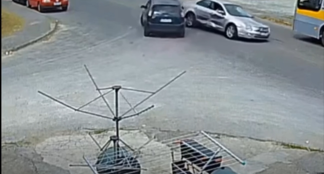 MULHER BATE EM UM CARRO E FOGE