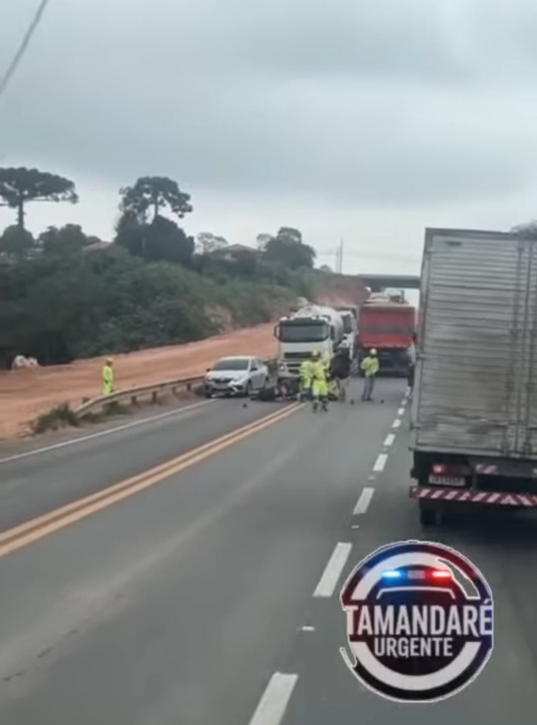 MOTOCICLISTA FICA FERIDO EM COLISÃO COM CAMINHÃO NO CONTORNO NORTE, EM ALMIRANTE TAMANDARÉ
