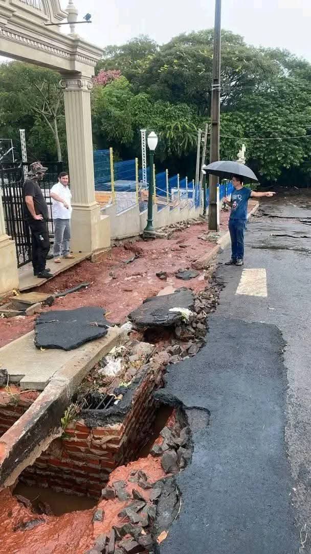 CHUVA INTENSA PROVOCA ALAGAMENTOS E TRANSTORNOS.
