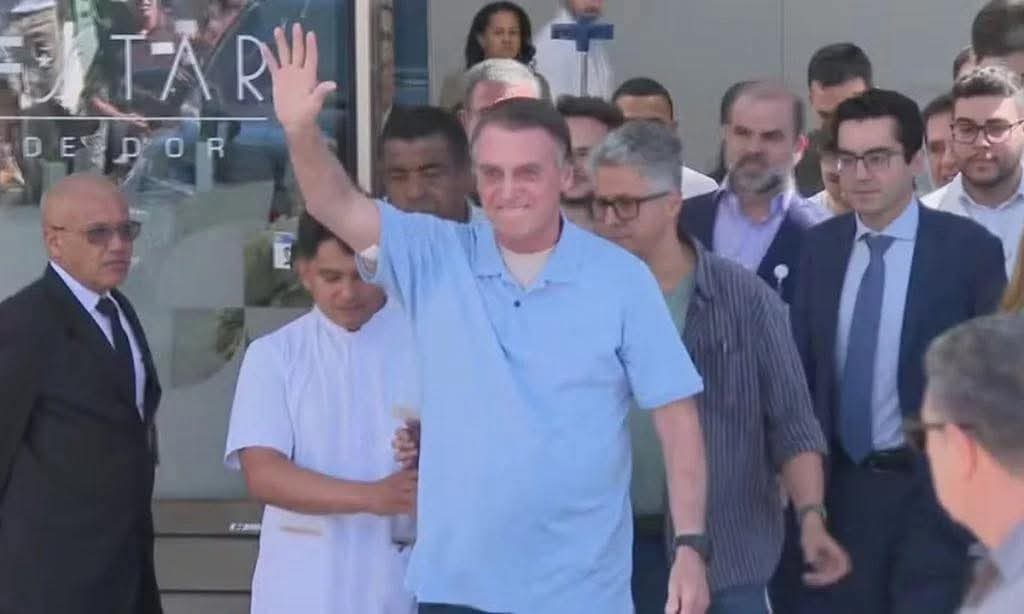 BOLSONARO RECEBE ALTA DE HOSPITAL E SEGUE PARA PRISÃO DOMICILIAR.