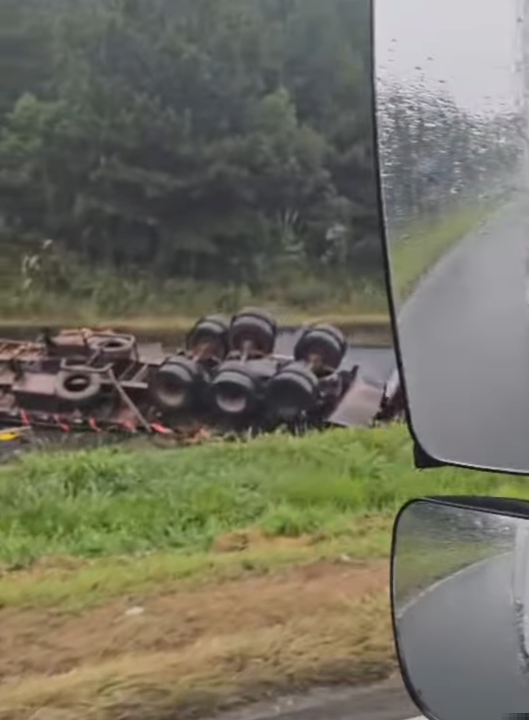 CARRETA TOMBA NA BR-116 E INTERDITA PISTA EM CAMPINA GRANDE DO SUL