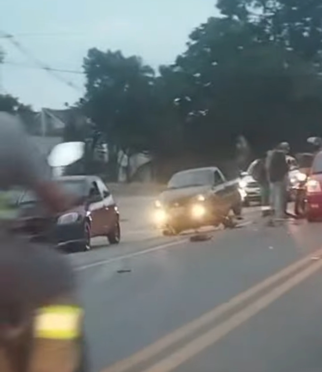 MOTOCICLISTA FICA FERIDO APÓS COLISÃO COM CARRO NA RODOVIA DOS MINÉRIOS, EM CURITIBA