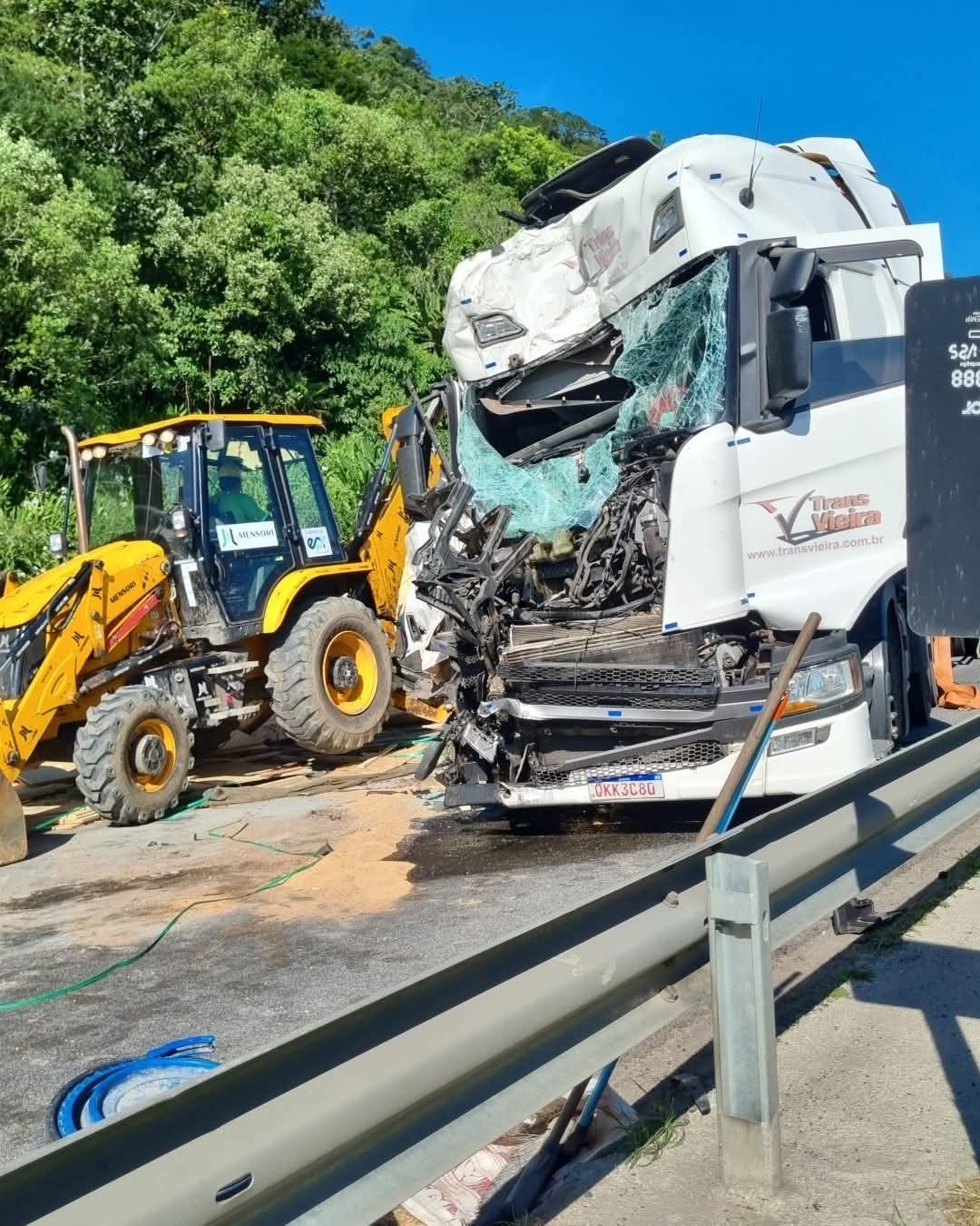 COLISÃO ENTRE CAMINHÕES INTERDITA BR-277 E AINDA PROVOCA FILAS EM MORRETES.