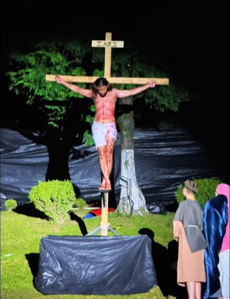 EMOÇÃO E FÉ MARCAM ENCENAÇÃO DA PAIXÃO DE CRISTO EM ITAPERUÇU.