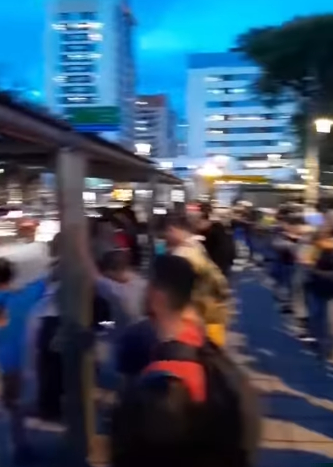 ATRASO NOS ÔNIBUS LOTA PRAÇA 19 E REVOLTA PASSAGEIROS