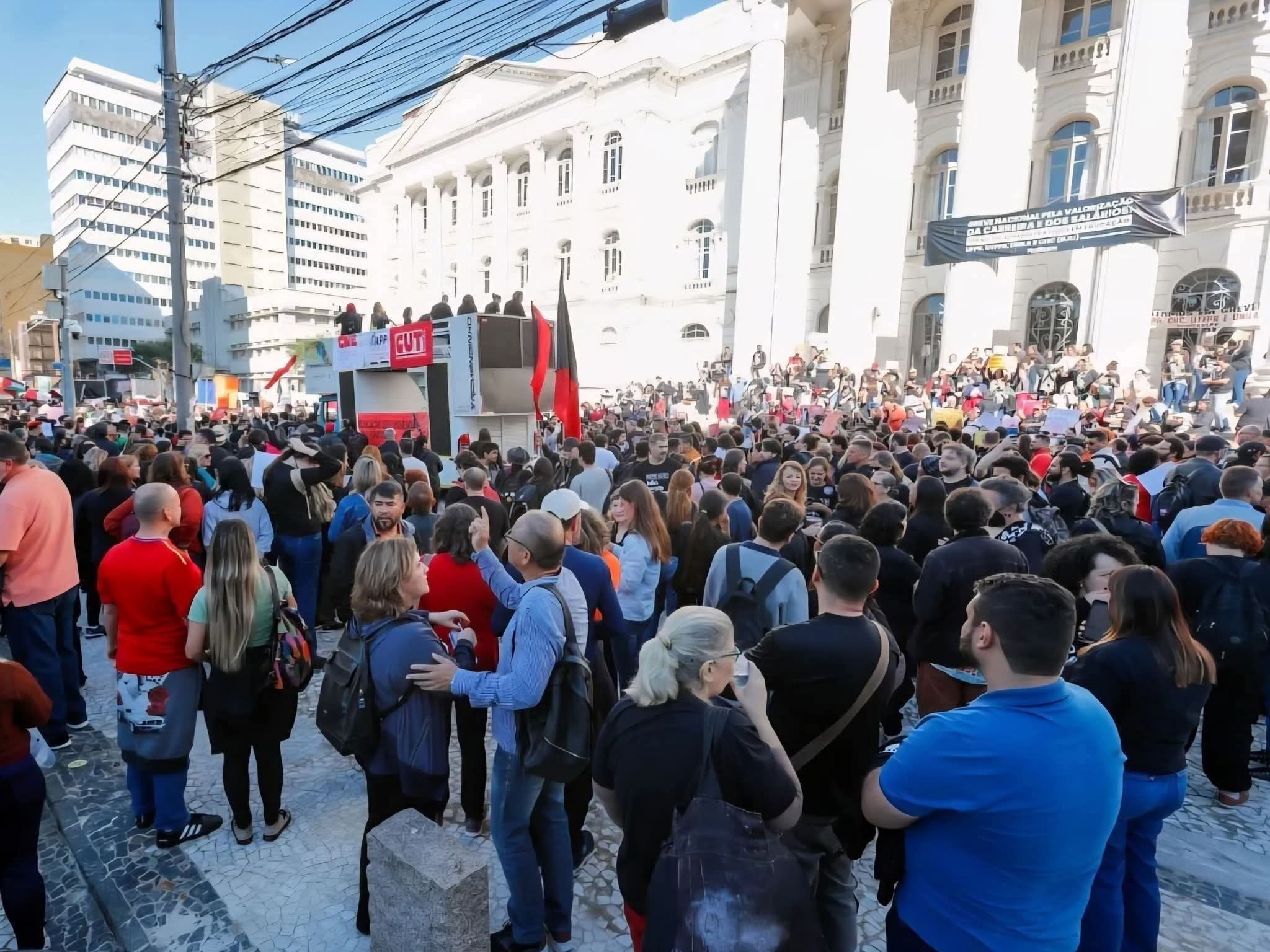 PROFESSORES DA REDE MUNICIPAL DE CURITIBA DEVEM ENTRAR EM GREVE.