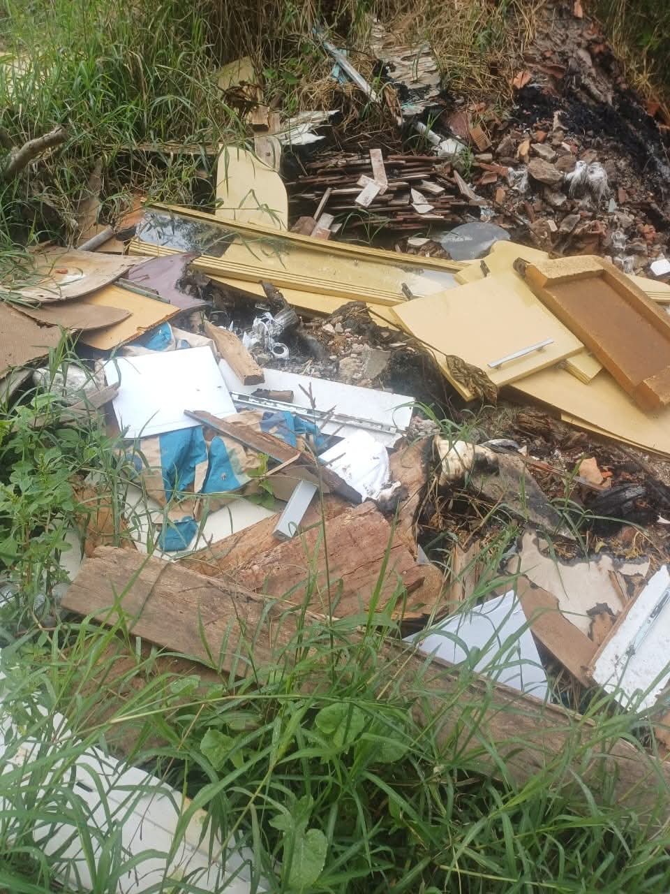 MORADORES DENUNCIAM DESCARTE IRREGULAR DE LIXO EM RIO BRANCO DO SUL.