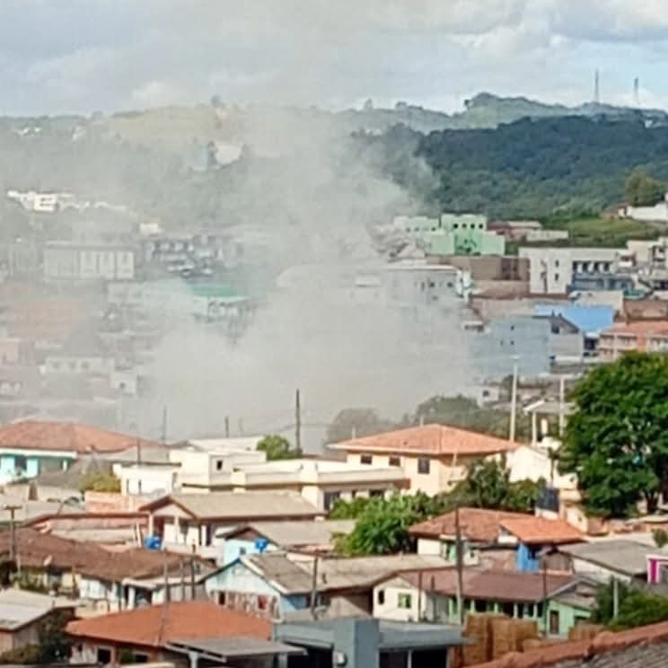 INCÊNDIO EM ITAPERUÇU MOBILIZA BOMBEIROS DE RIO BRANCO DO SUL.