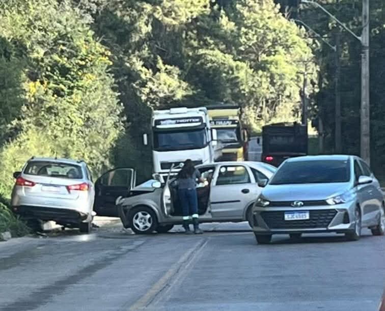 ACIDENTE ENVOLVE DOIS VEÍCULOS NA AVENIDA INDUSTRIAL EM RIO BRANCO DO SUL.