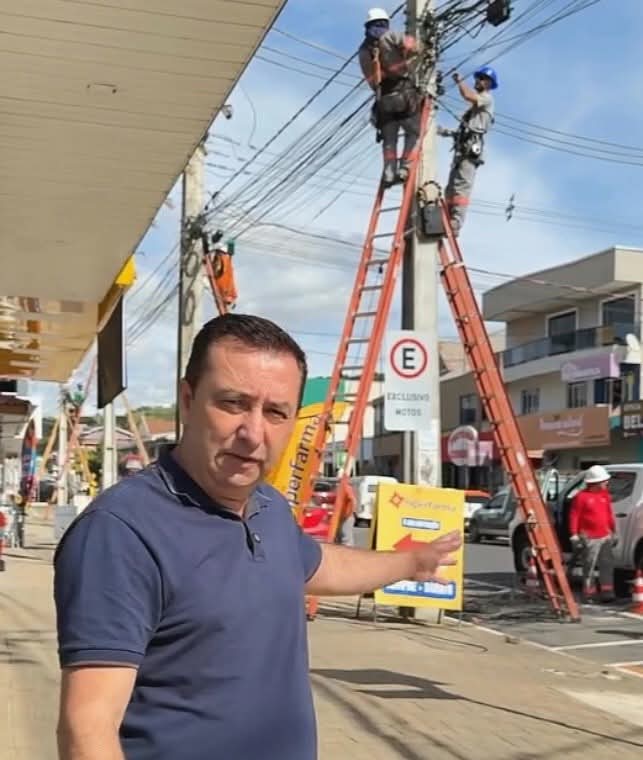 COPEL INICIA RETIRADA DE FIOS EM DESUSO EM CUMPRIMENTO À LEI MUNICIPAL.