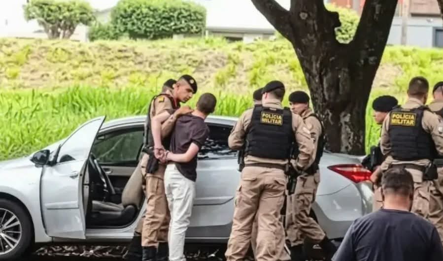 MÉDICO ATIRA DENTRO DE HOSPITAL, ACERTA PACIENTE E É PRESO APÓS ROUBAR CARRO NA FUGA NO PARANÁ.