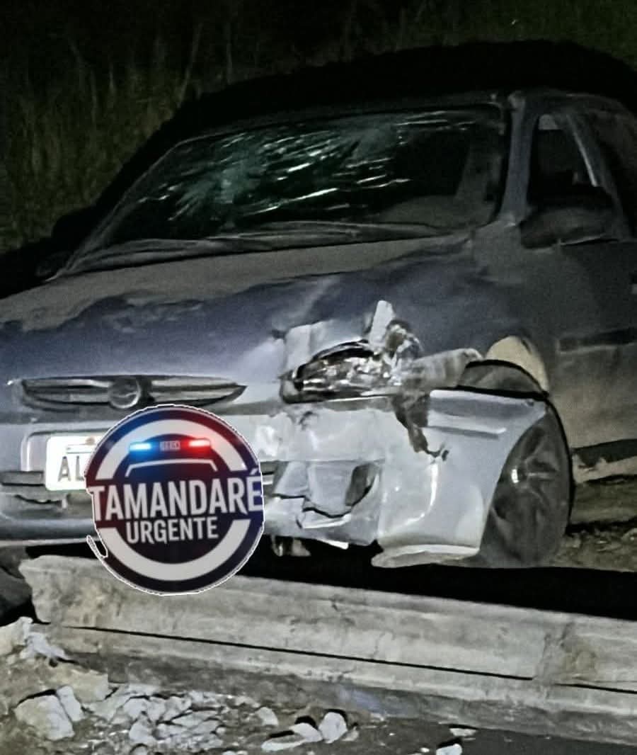 CARRO DERRUBA DOIS POSTES E DEIXA DOIS FERIDOS EM ALMIRANTE TAMANDARÉ.