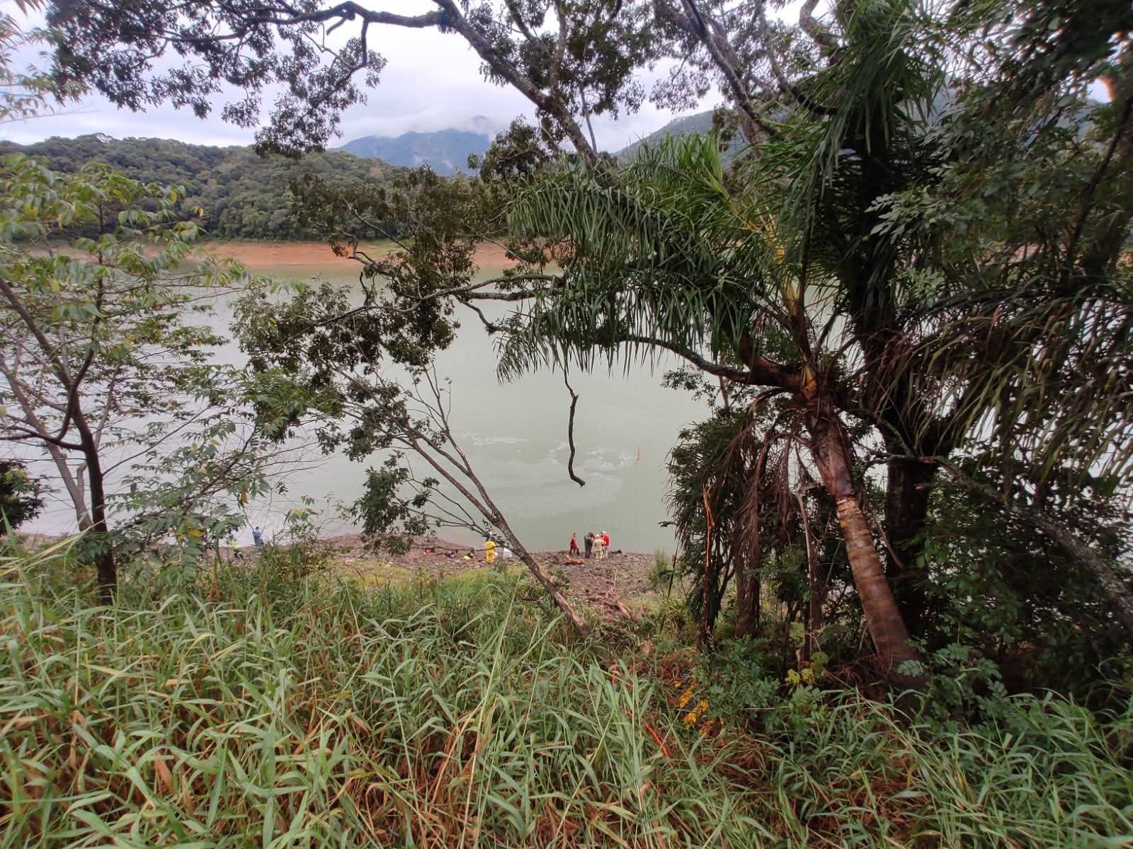 BOMBEIROS INTENSIFICAM BUSCAS POR PAI DESAPARECIDO APÓS QUEDA DE CAMINHÃO EM REPRESA