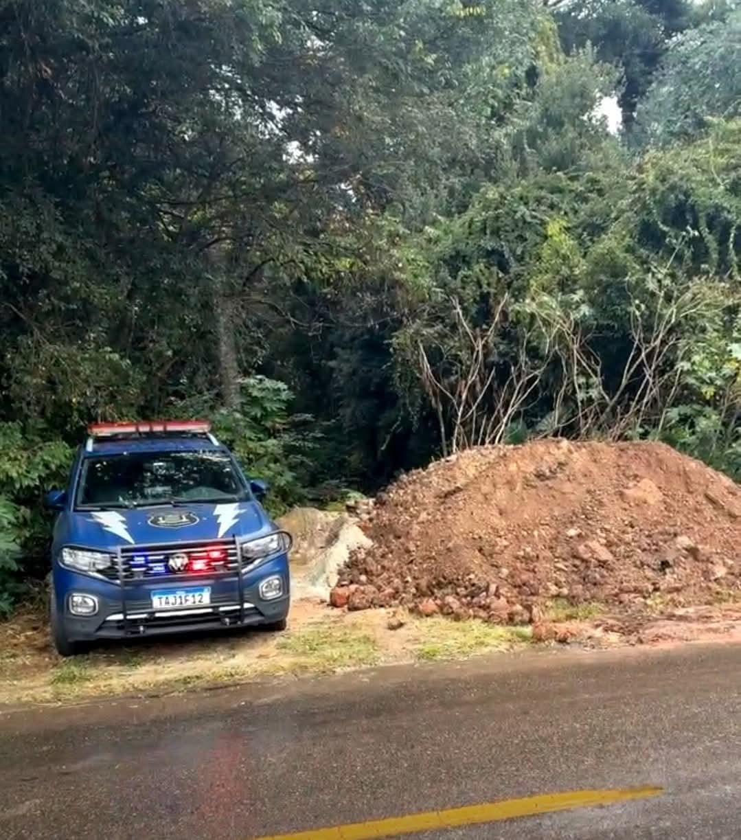 CORPO DE MULHER É ENCONTRADO NU DENTRO DA MATA EM ARAUCÁRIA.