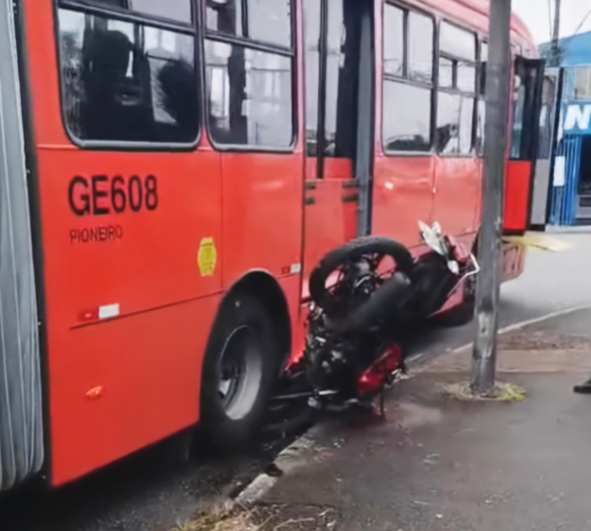 MOTOCICLISTA TENTA ULTRAPASSAGEM PELA DIREITA E COLIDE COM ÔNIBUS EM CURITIBA.