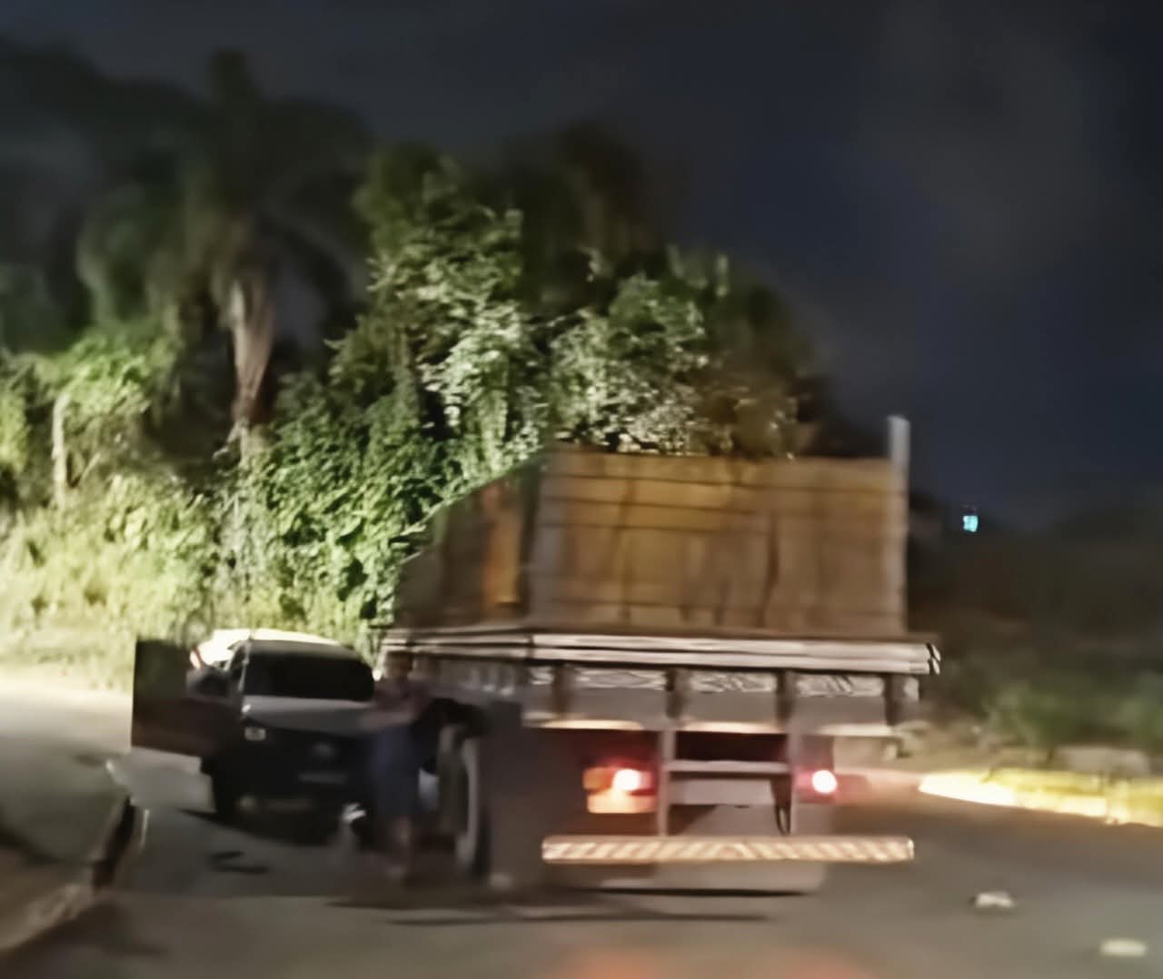 CAMINHÃO NA CONTRAMÃO CAUSA ACIDENTE EM RIO BRANCO DO SUL.