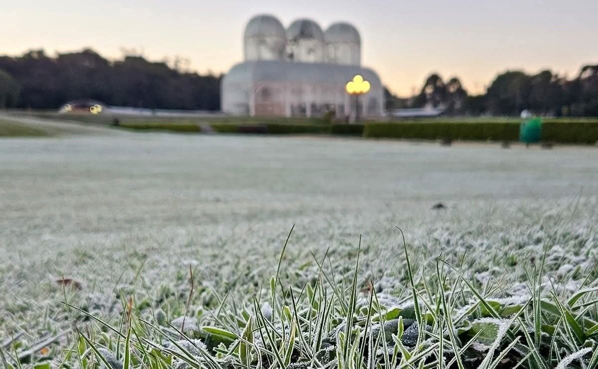 SEGUNDA-FEIRA SERÁ MARCADA POR TEMPERATURAS BAIXAS EM CURITIBA E REGIÃO.