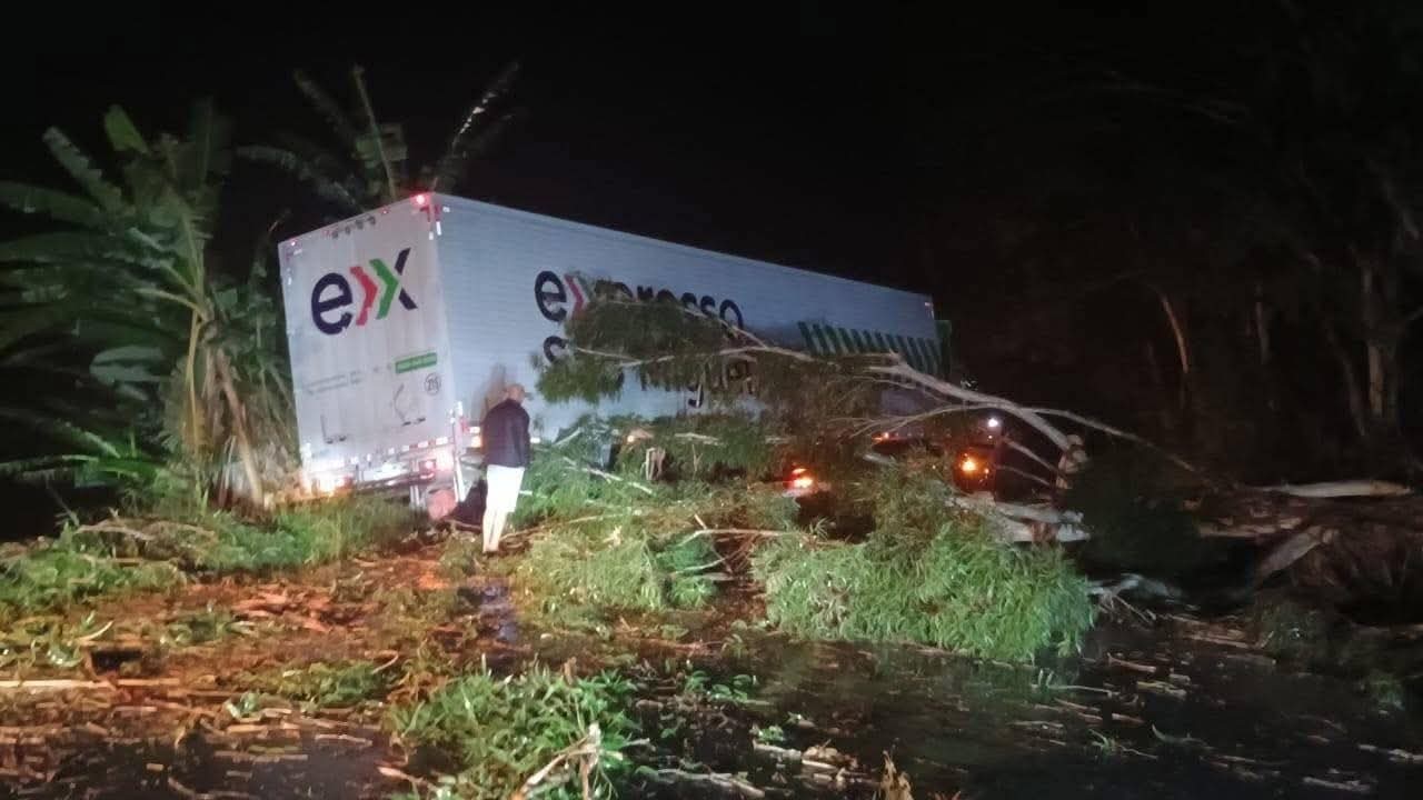 TEMPESTADES CAUSAM RASTRO DE DESTRUIÇÃO E ALERTAS NO SUL DO BRASIL.