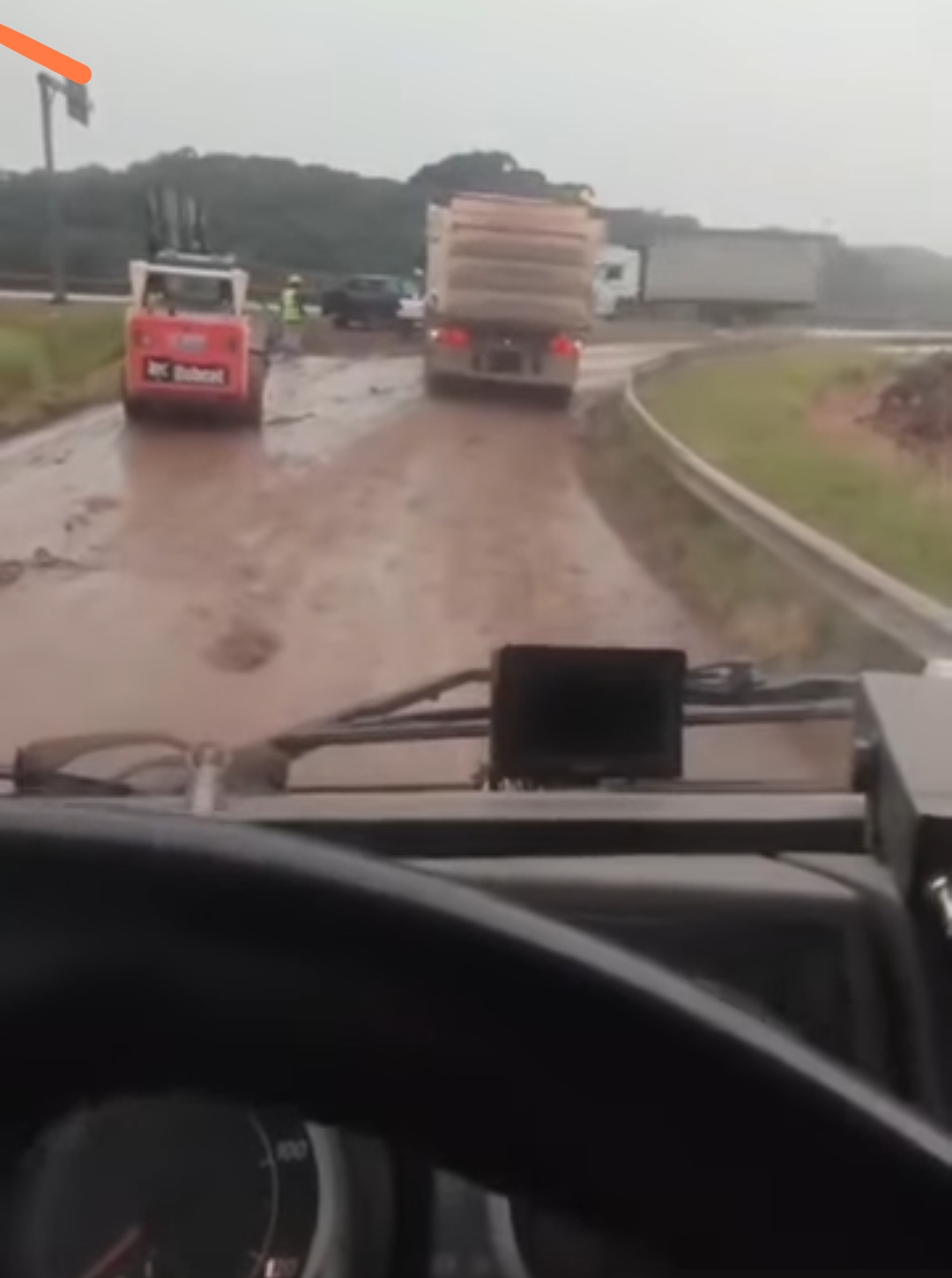 LAMA NA PISTA DURANTE OBRAS DE DUPLICAÇÃO DO CONTORNO NORTE PREOCUPA MOTORISTAS