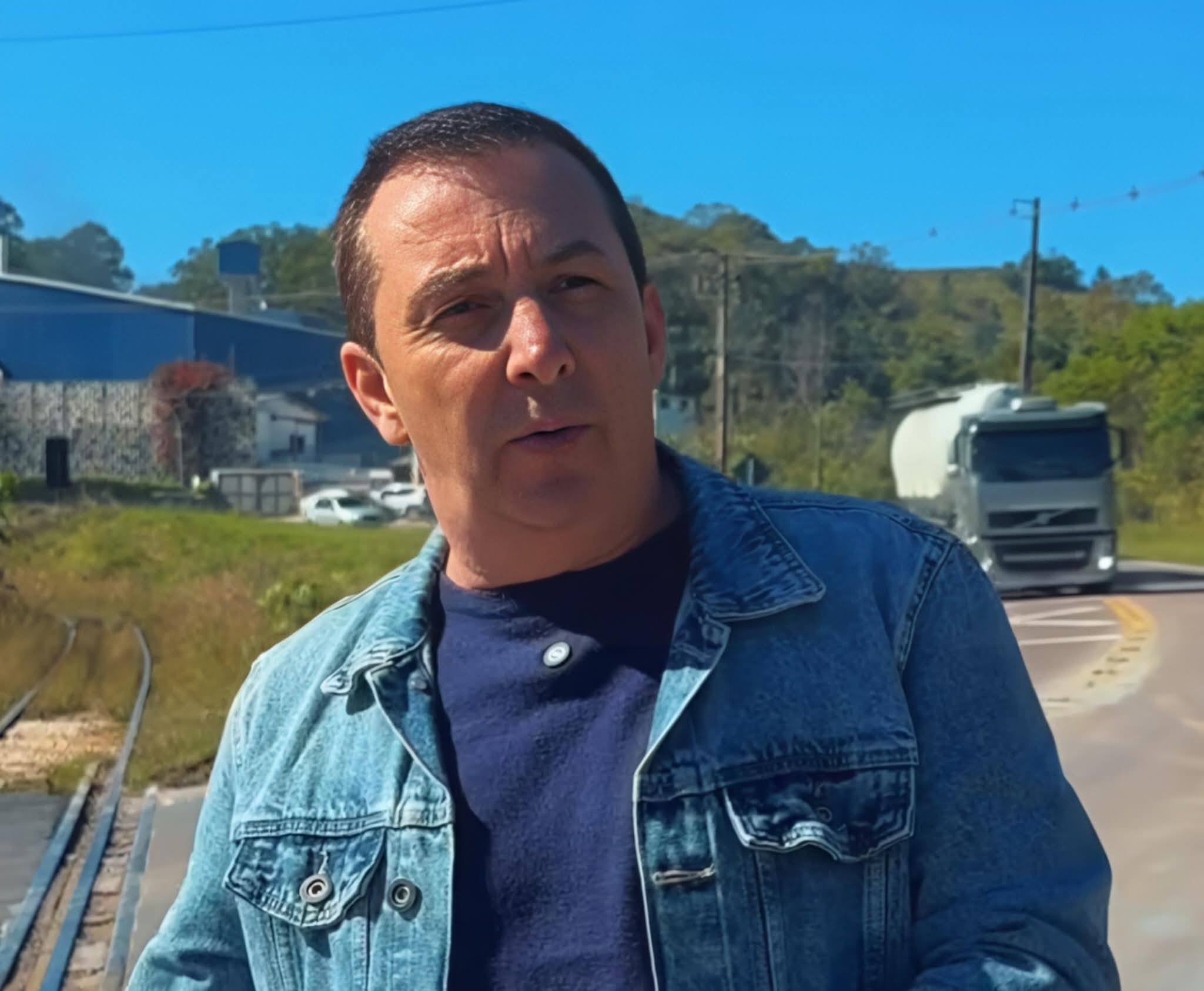 PREFEITO EDILSON MACADAME ACOMPANHA OPERAÇÃO TAPA-BURACOS EM CRUZAMENTO FERROVIÁRIO.