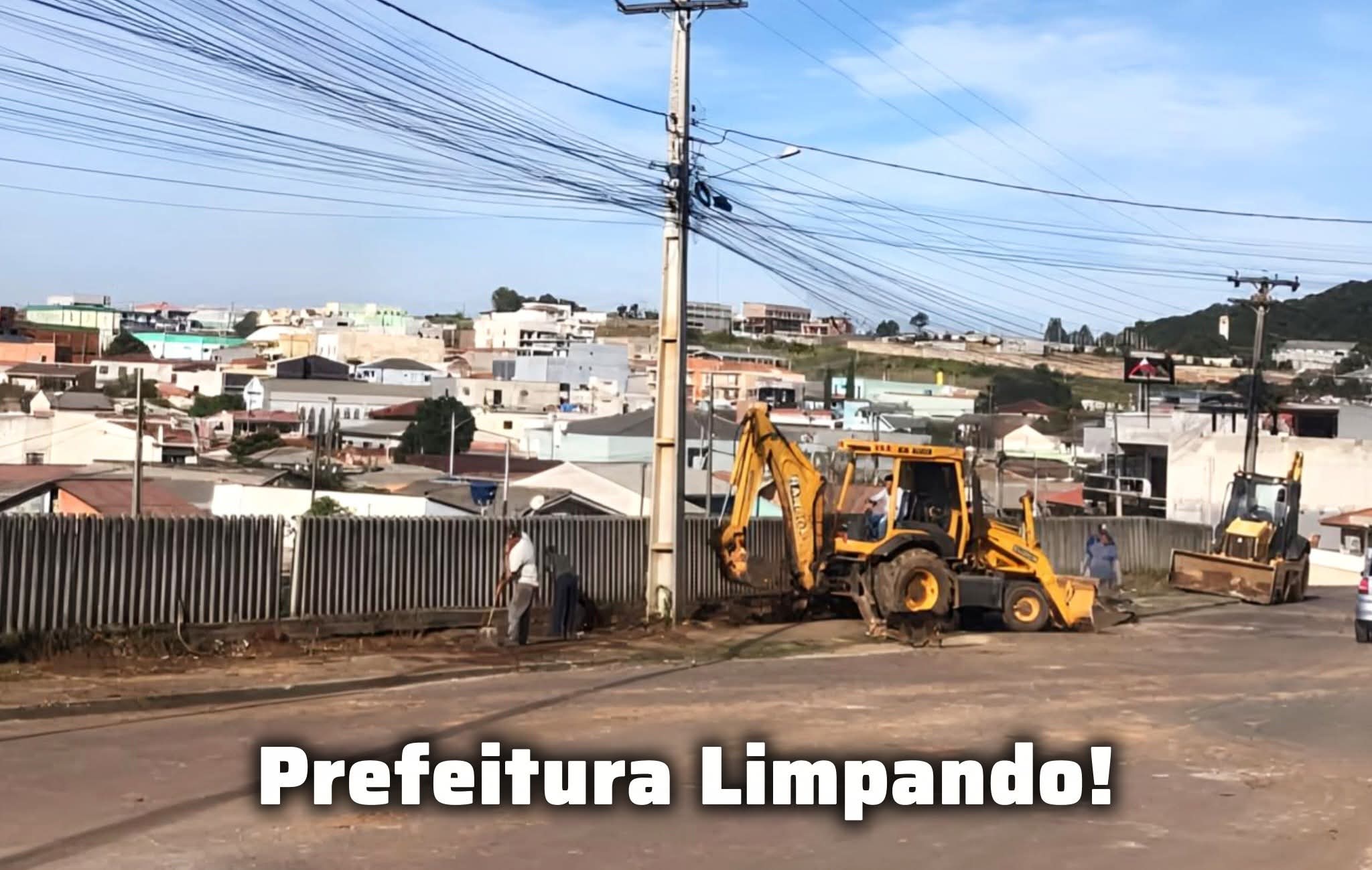 PREFEITURA DE ITAPERUÇU LIMPA E MORADOR JOGA ENTULHO LOGO EM SEGUIDA.