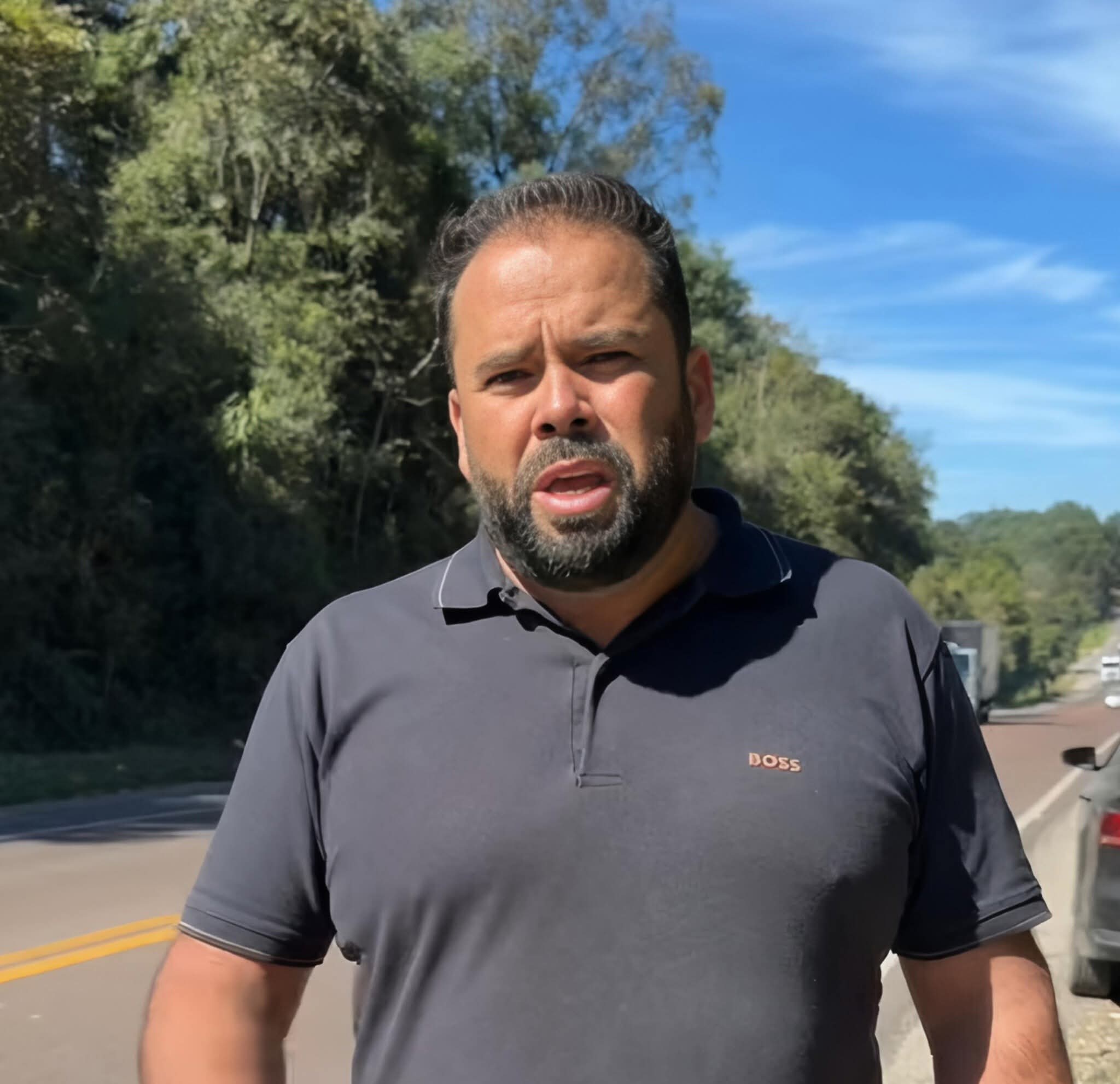 VEREADOR DENYS MORAES TAPA BURACO COM RECURSOS PRÓPRIOS NA RODOVIA DOS MINÉRIOS.