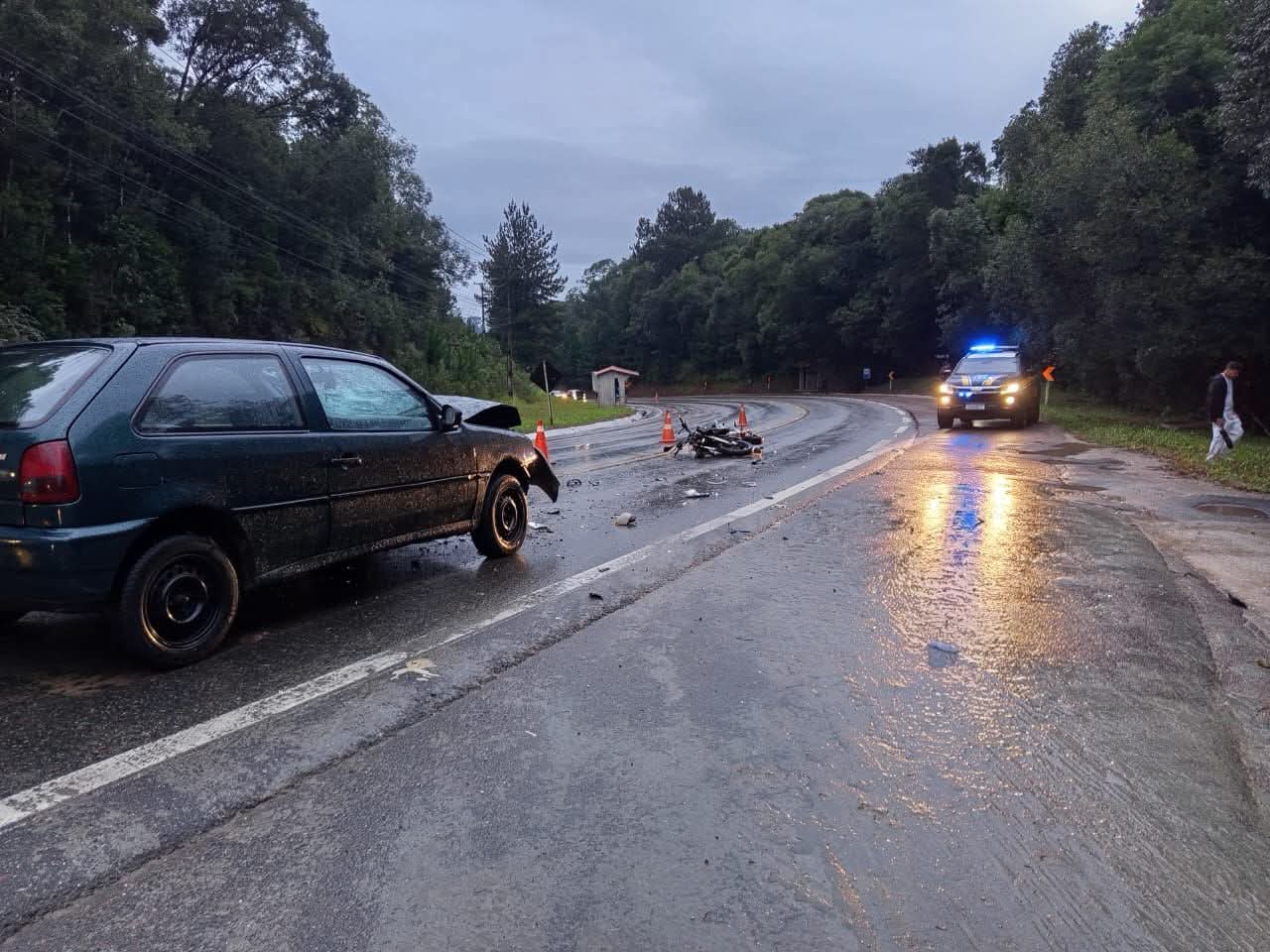 MOTOCICLISTA MORRE EM COLISÃO FRONTAL NA ESTRADA DA RIBEIRA, EM COLOMBO