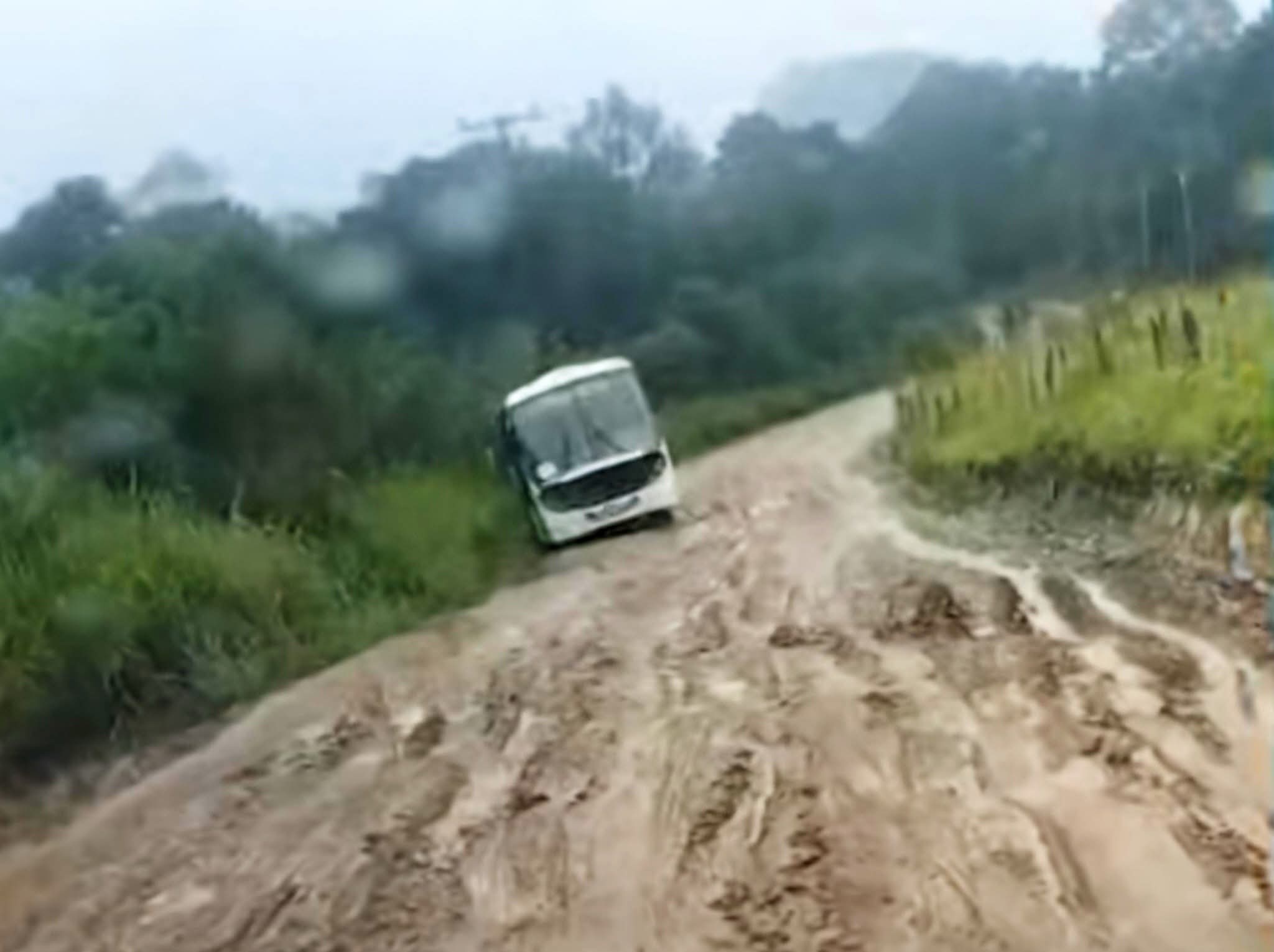 ÔNIBUS ESCOLAR ATOLA EM ESTRADA DE LAMA E ALUNOS PRECISAM SEGUIR A PÉ NA CHUVA EM COLOMBO.