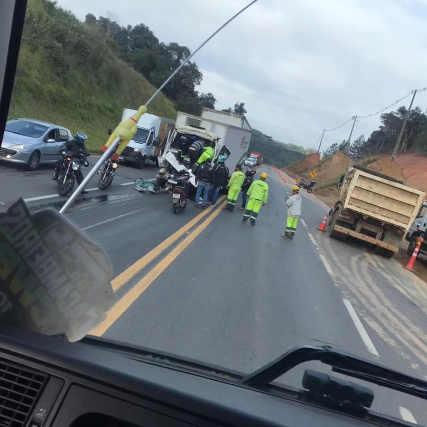 MOTORISTA FICA GRAVEMENTE FERIDO APÓS ACIDENTE NO CONTORNO NORTE, EM CURITIBA