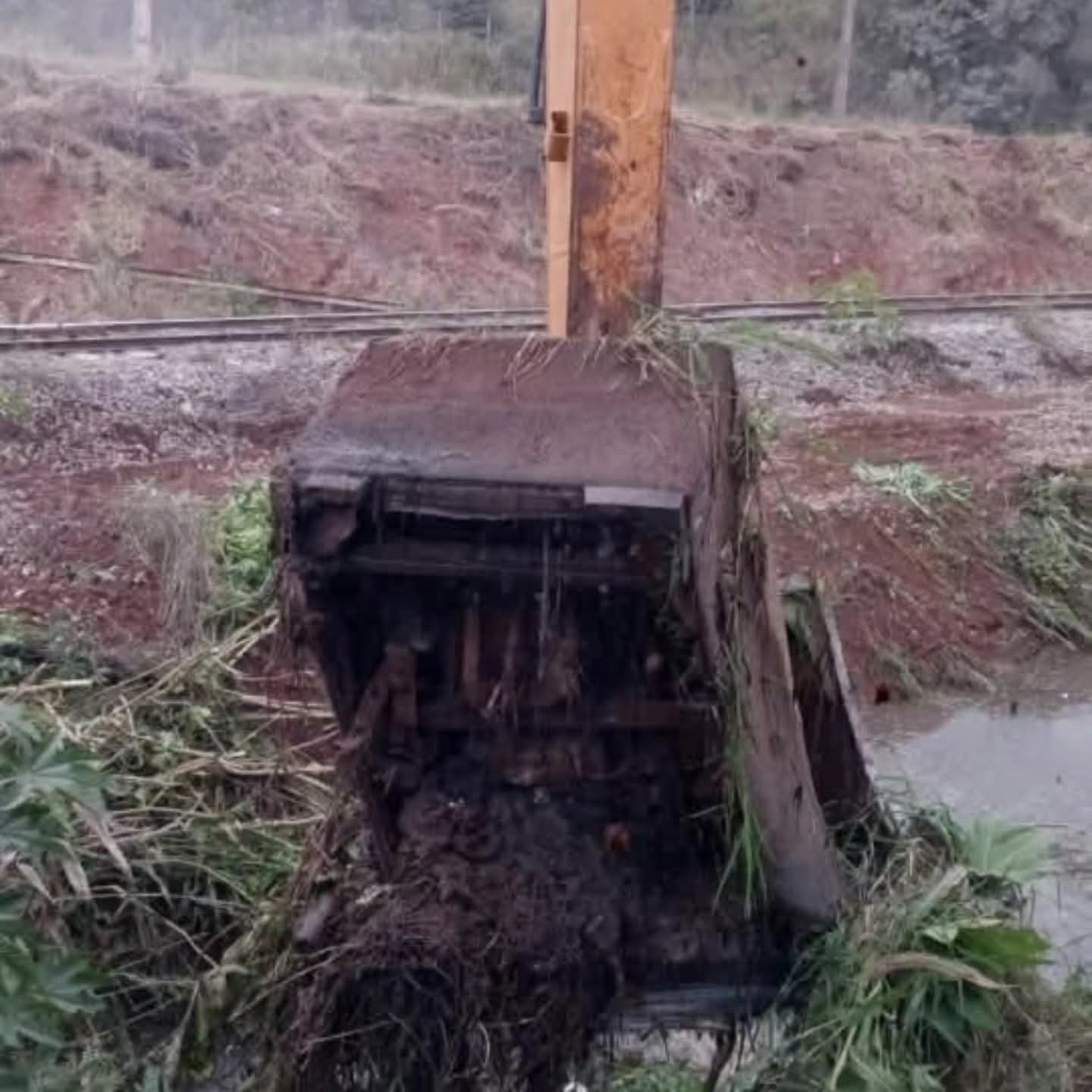AÇÃO DE LIMPEZA REMOVE ENTULHOS E MÓVEIS ABANDONADOS EM ITAPERUÇU