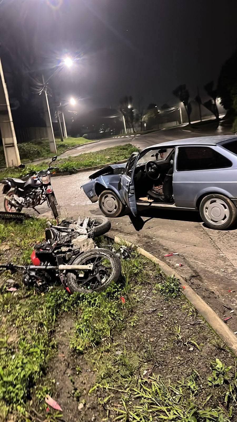 COLISÃO ENTRE CARRO E MOTO MOBILIZA EQUIPES DE SOCORRO EM RIO BRANCO DO SUL