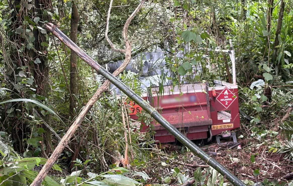 CAMINHÃO CAI EM RIBANCEIRA APÓS MOTORISTA PASSAR MAL EM CAMPO MAGRO