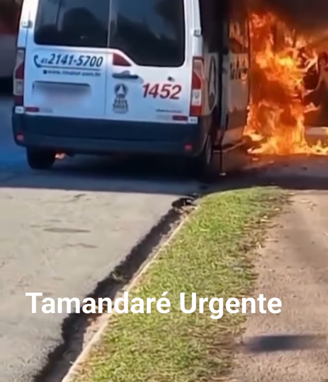 VAN É DESTRUÍDA POR INCÊNDIO NA CIDADE INDUSTRIAL DE CURITIBA
