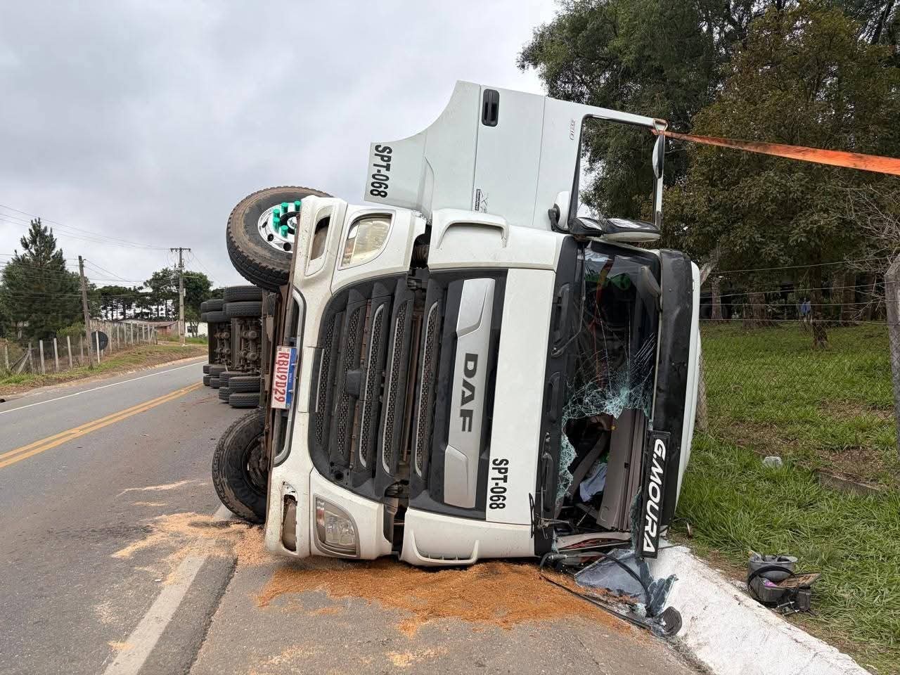 ACIDENTE COM CAMINHÃO DE TORAS INTERDITA FAIXA E COMPLICA TRÂNSITO NA ESTRADA DA RIBEIRA.