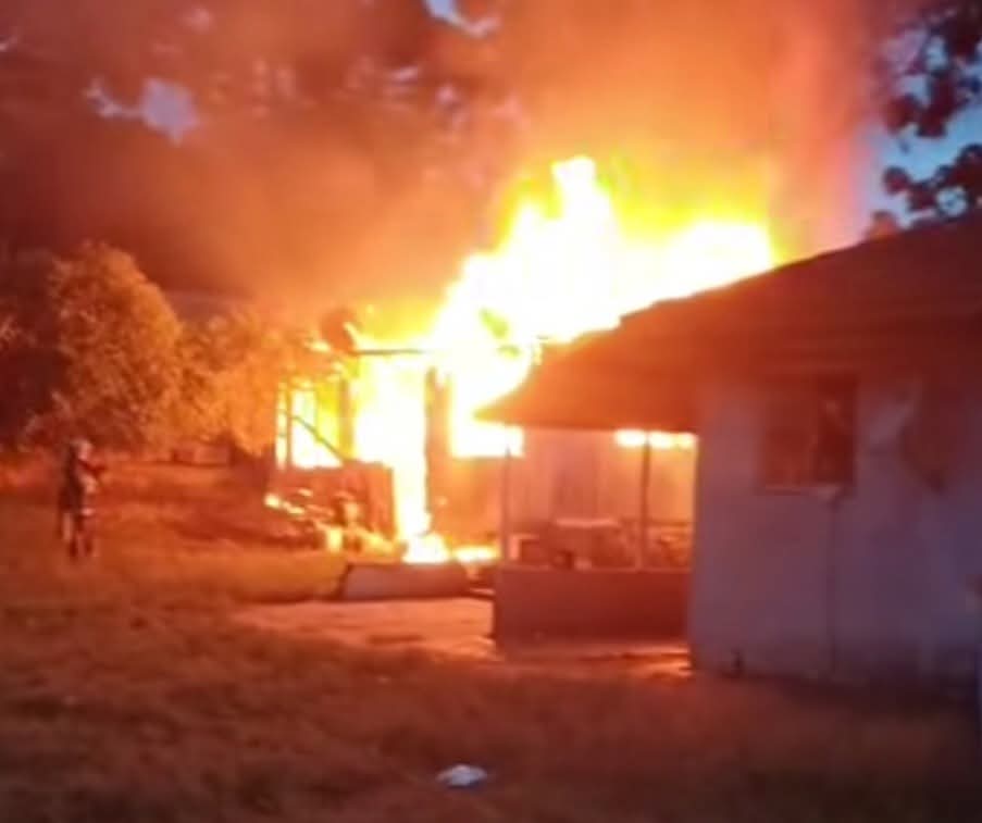 INCÊNDIO DESTROI CASA EM PIRAQUARA E MOBILIZA CORPO DE BOMBEIROS.