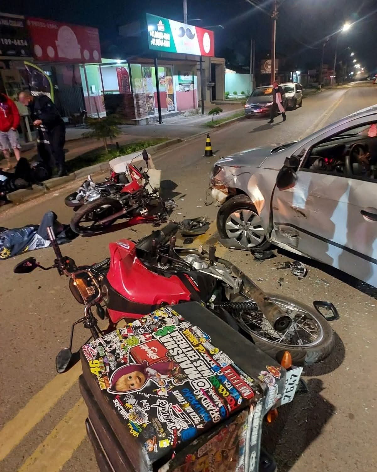 MOTORISTA COM SUSPEITA DE EMBRIAGUEZ É DETIDO APÓS AVANÇAR PREFERENCIAL E COLIDIR COM DUAS MOTOS EM SÃO JOSÉ DOS PINHAI…