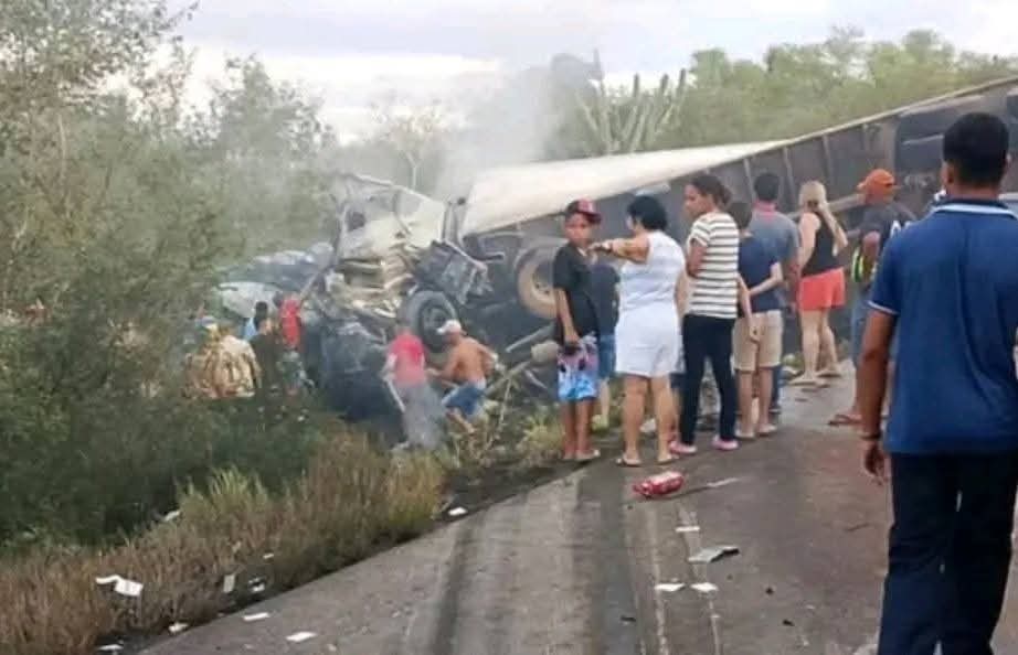 ACIDENTE ENTRE VAN E CAMINHÃO DEIXA 16 MORTOS DA MESMA FAMÍLIA.