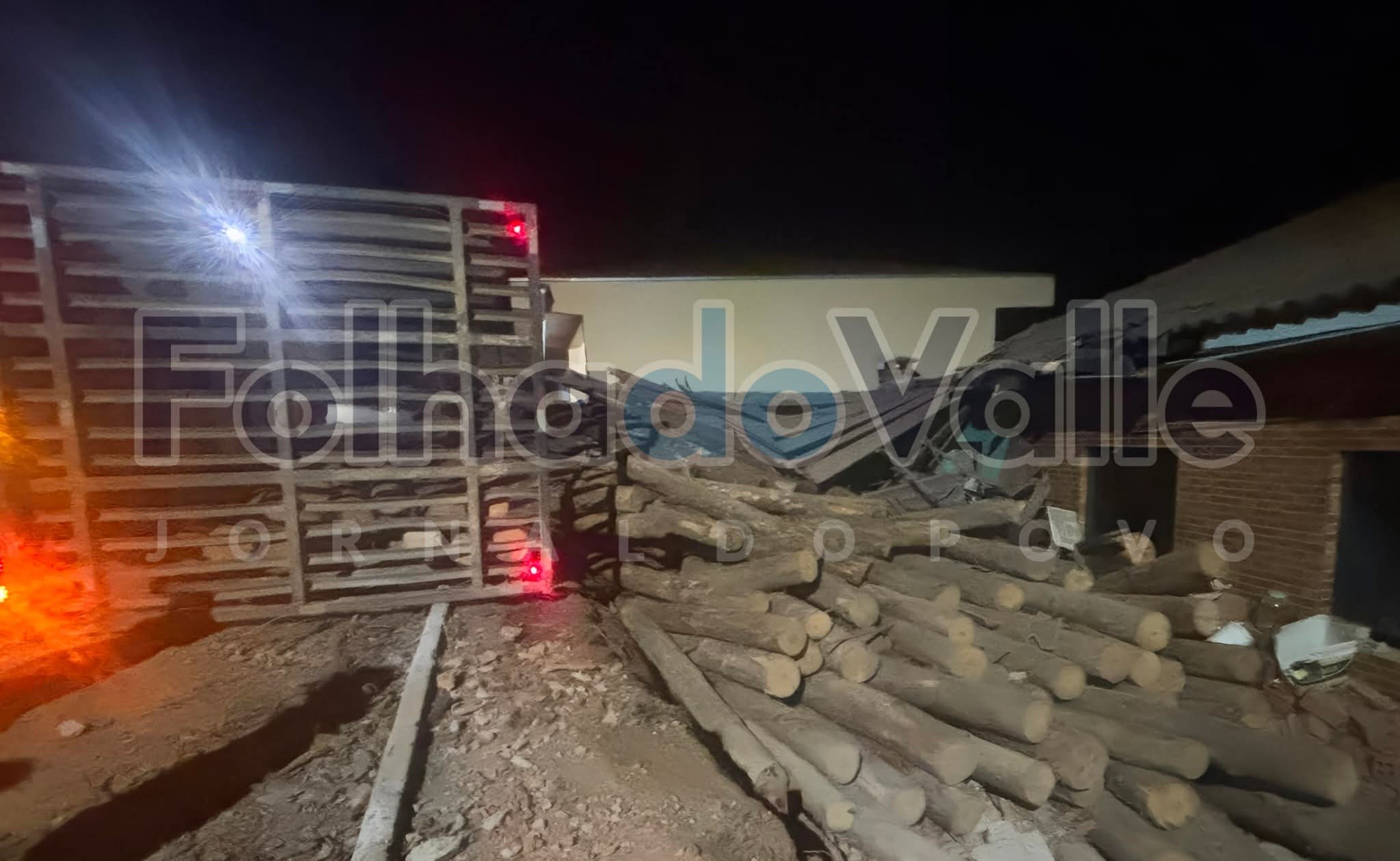 CARRETA JULIETA CARREGADA COM TORAS TOMBA E ATINGE RESIDÊNCIA EM RIO BRANCO DO SUL.