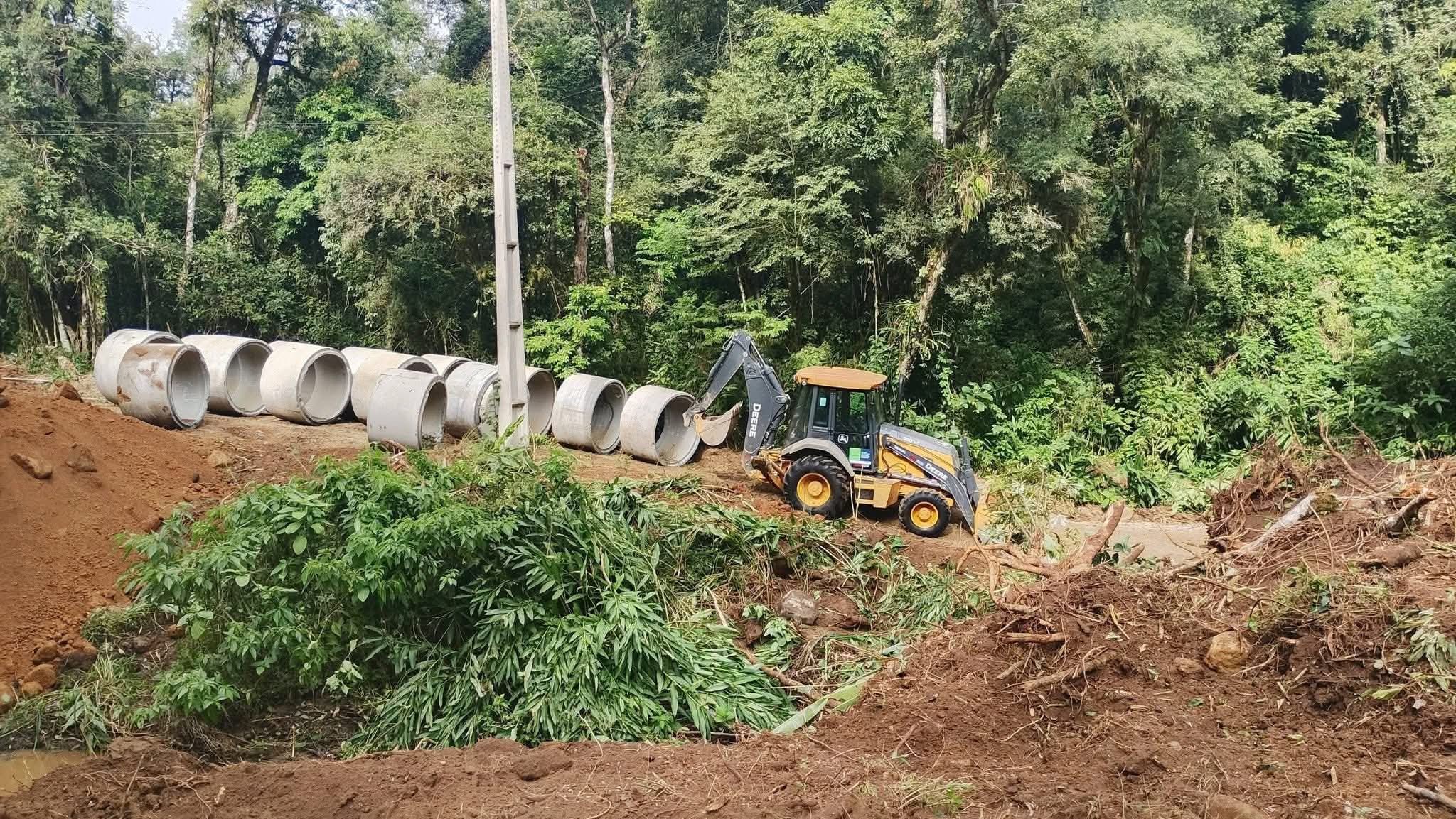PREFEITURA DE RIO BRANCO DO SUL REALIZA OBRA DE BUEIRO NA REGIÃO DA ÁGUA BRANCA.