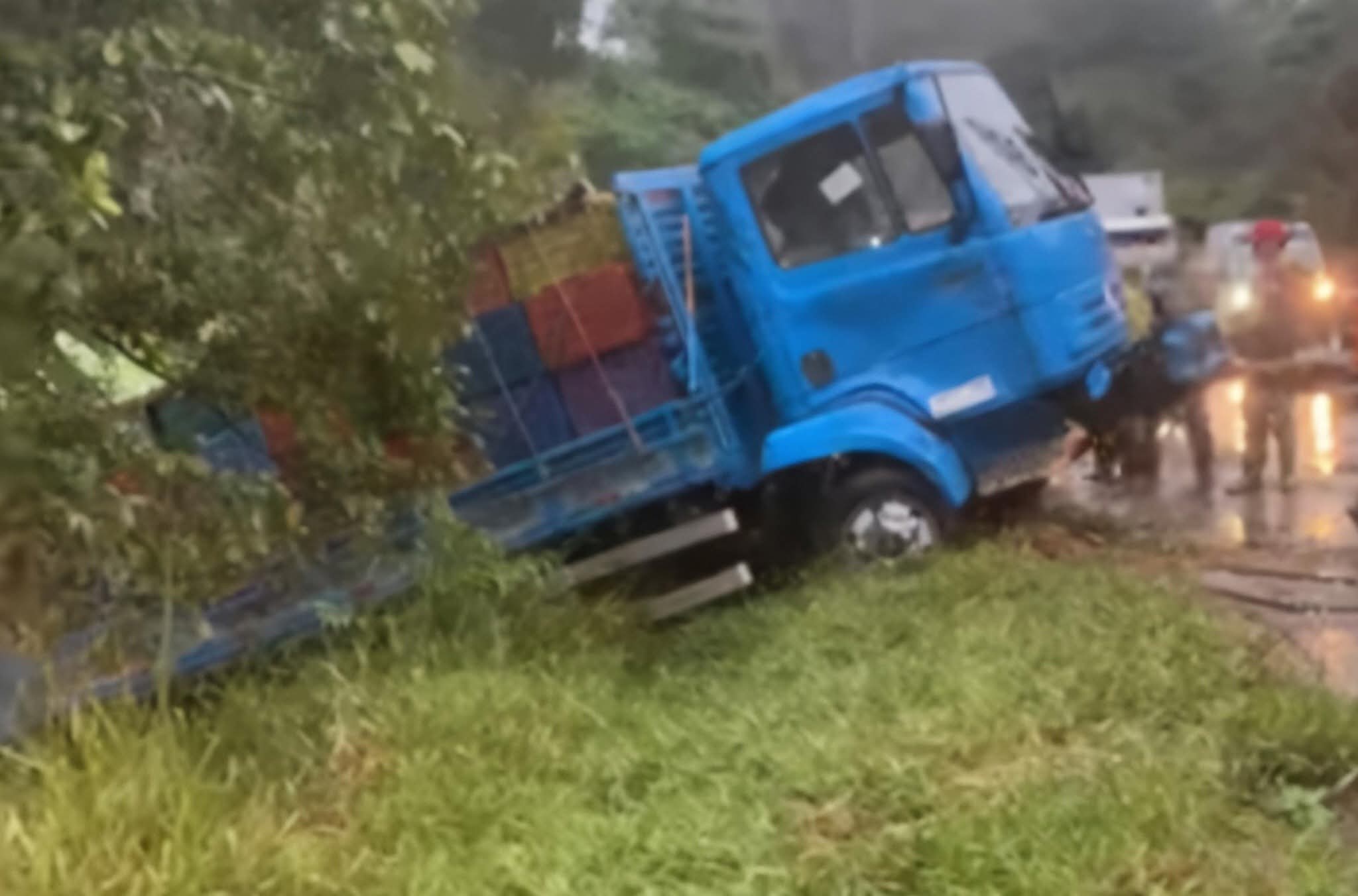 DOIS ACIDENTES COMPLICAM O TRÂNSITO ENTRE RIO BRANCO DO SUL E CERRO AZUL.