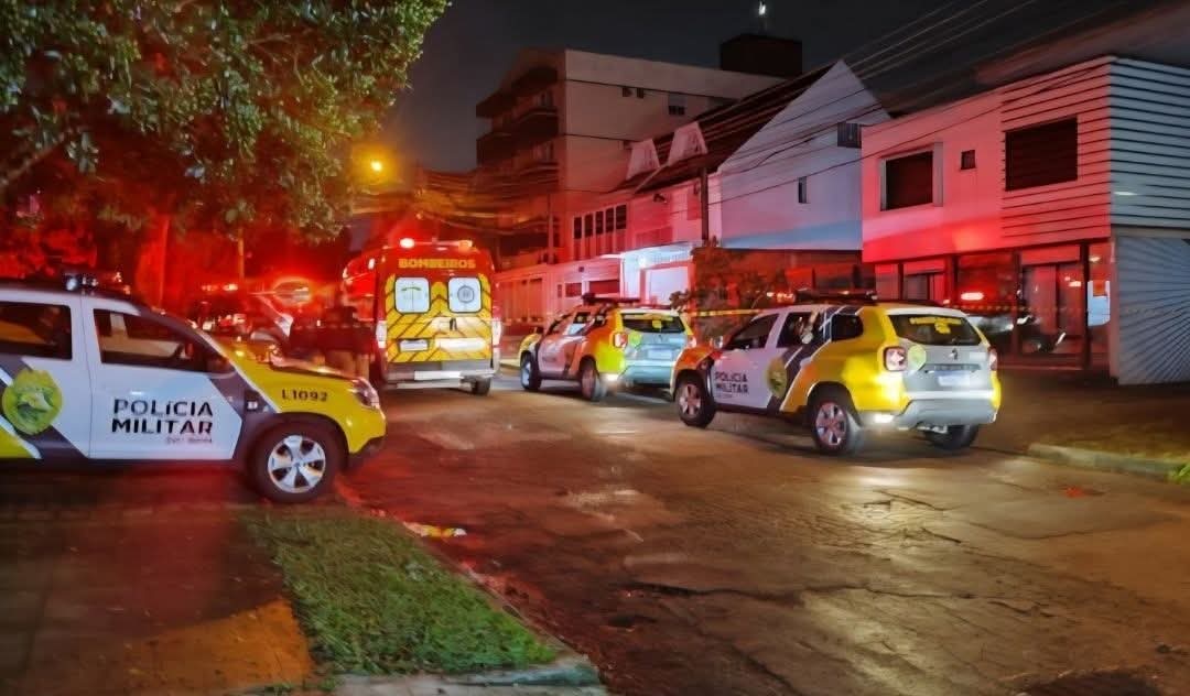 DOIS ASSALTANTES SE ENTREGAM E TERCEIRO MORRE EM CONFRONTO APÓS ROUBO EM CURITIBA.
