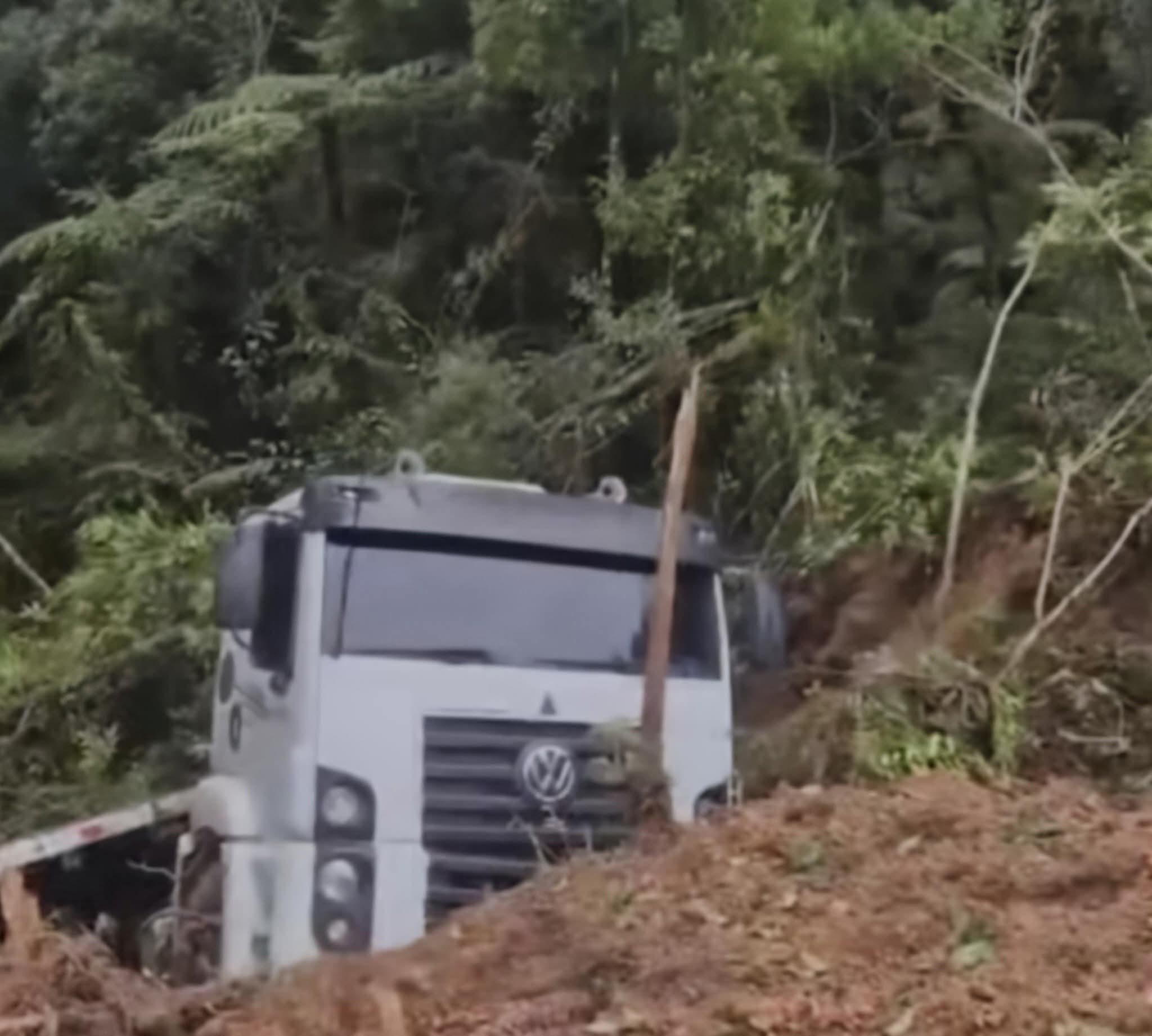 CARRETA SAI DA PISTA E CAI EM BARRANCO NA BR-476 EM BOCAIÚVA DO SUL.