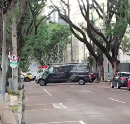 HOMEM ARMADO COM FACAS MOBILIZA BOPE E FECHA RUA POR HORAS EM CURITIBA.