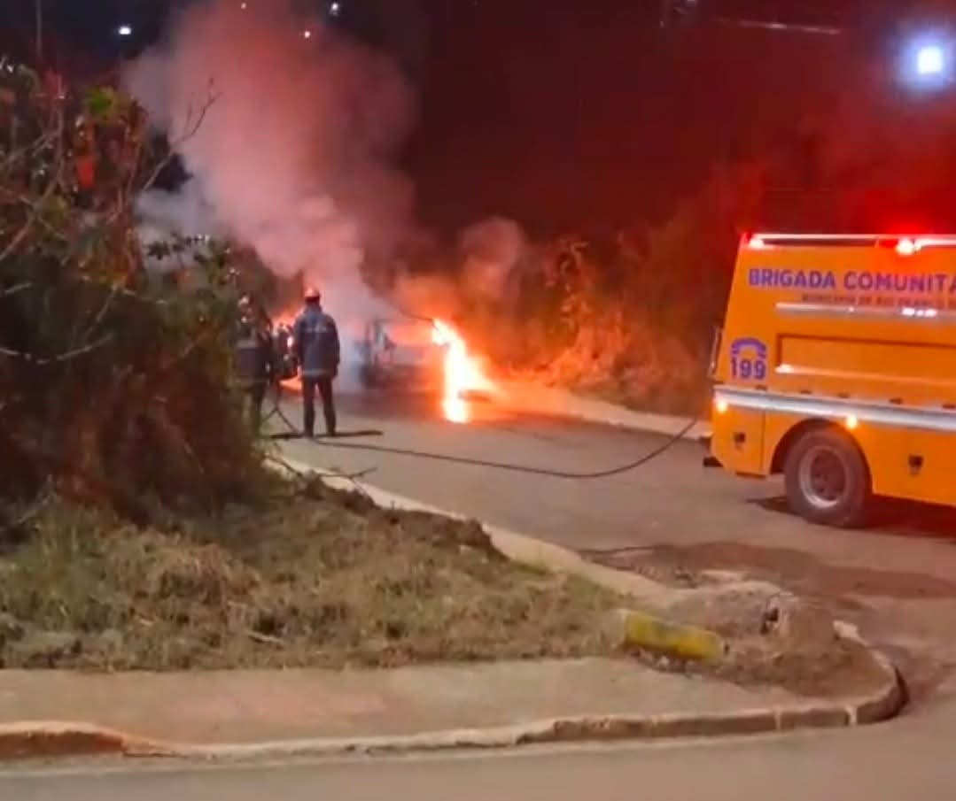 CARRO PEGA FOGO DURANTE JOGO DO BRASIL E MOBILIZA DEFESA CIVIL EM RIO BRANCO DO SUL